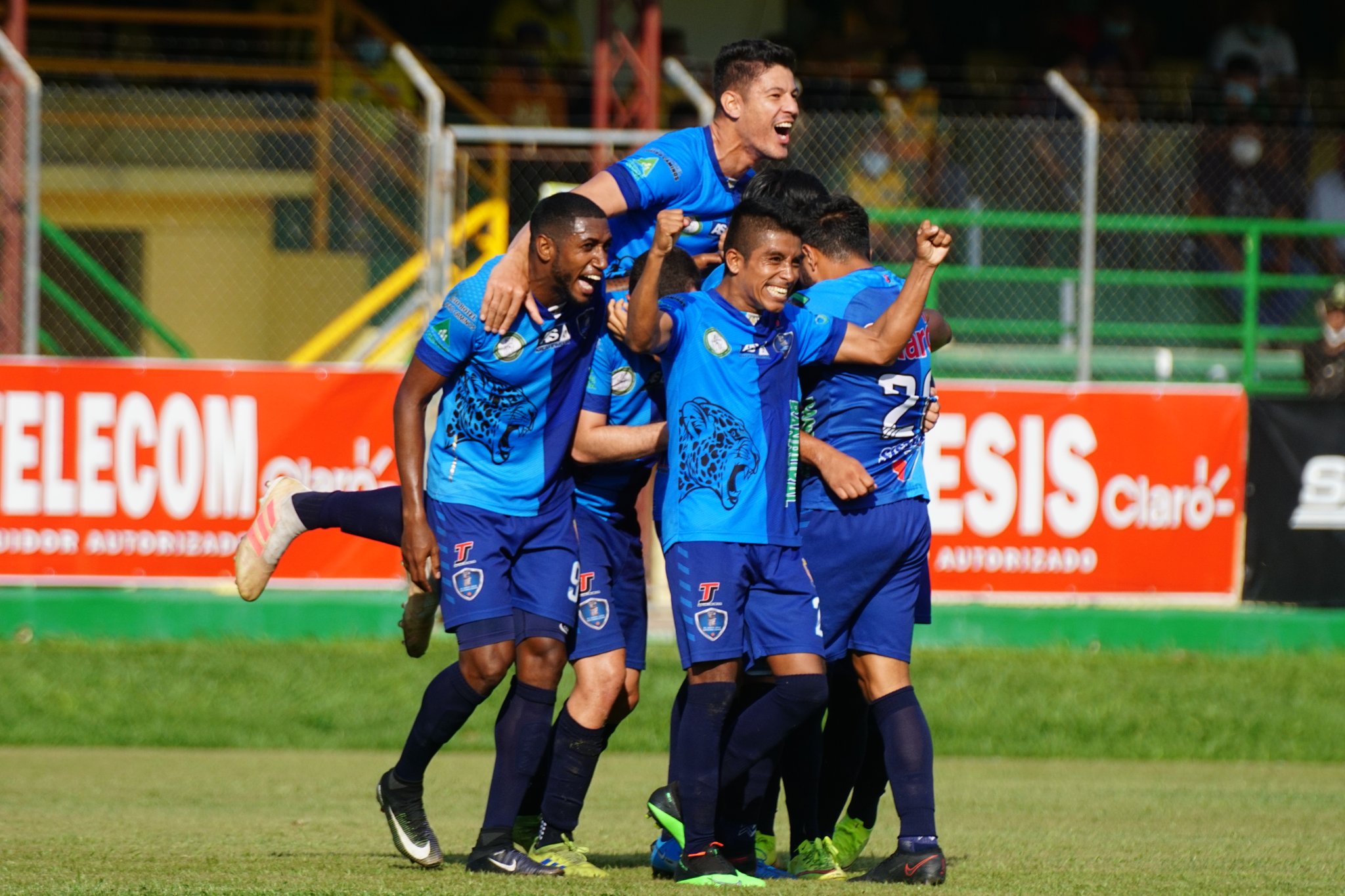Los jugadores de Santa Lucía celebran el gol del Anllel Porras en el duelo contra Guastatoya. (Foto AndreNafd).