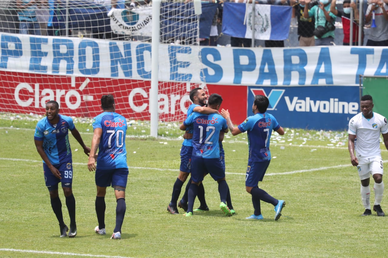 Los jugadores de Santa Lucía Cotz. se divirtieron frente a Comunicaciones. (Foto Prensa Libre: Érick Ávila)