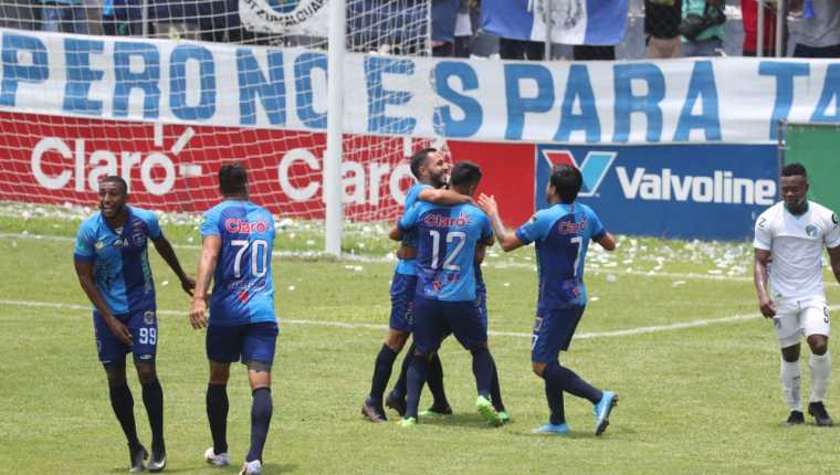 Los jugadores de Santa Lucía Cotz. se divirtieron frente a Comunicaciones. (Foto Prensa Libre: Érick Ávila)