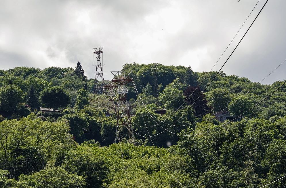 Vista general de la ruta del teleférico de Mottarone, en el norte de Italia, el 23 de mayo de 2021. (Foto Prensa Libre: EFE)