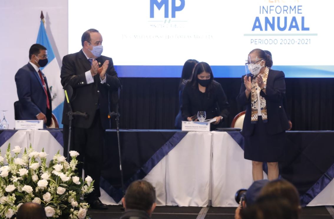 El presidente Alejandro Giammattei y la fiscal Consuelo Porras durante la entrega del tercer informe anual del MP, este 17 de mayo de 2021. (Foto Prensa Libre: Esbin García)