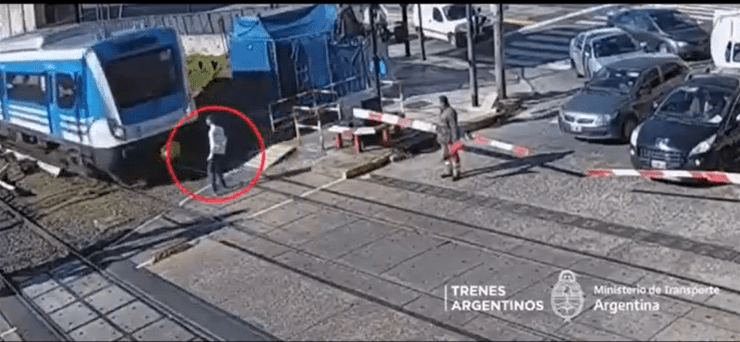 El adolescente quedó parado frente al tren por unos instantes. Fotografía. Crónica de Argentina. 