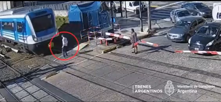 El adolescente quedó parado frente al tren por unos instantes. Fotografía. Crónica de Argentina. 