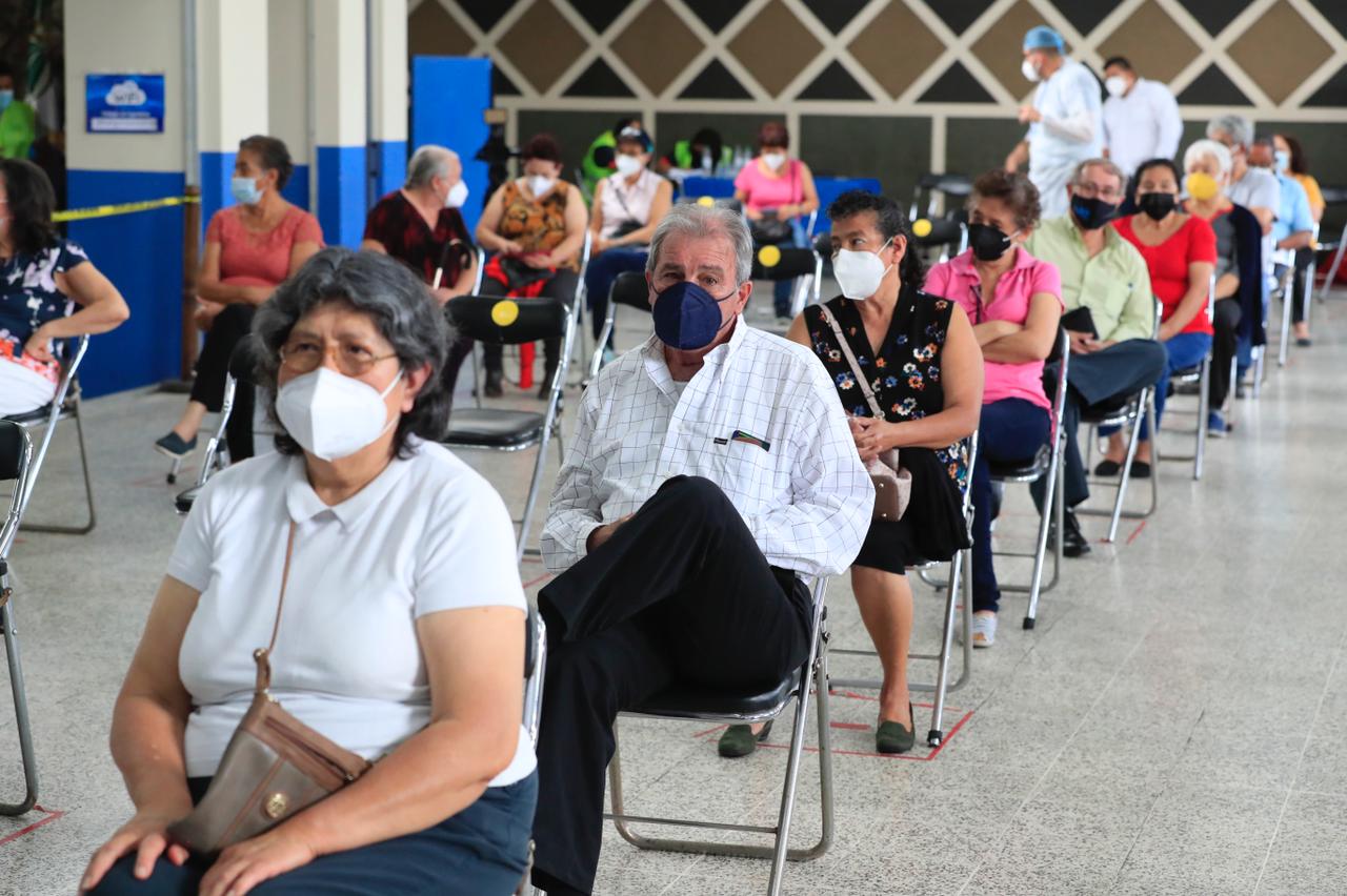 Mayores de 65 años esperan la vacunación en el Colegio de Ingenieros. (Foto: Elmer Vargas)