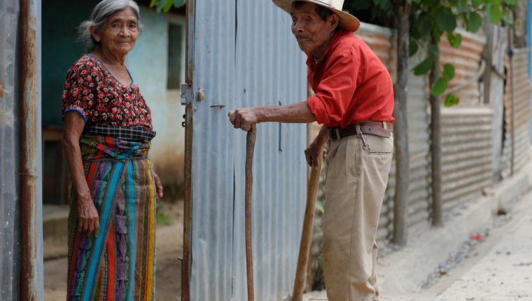 Lisandro Coc, y Agustin Uyu Coc, de 84 y 81 aos de edad, de la Aldea Cerro Alto, San Juan Sacatepquez, son de las personas de la tercera edad que no sabe nada de la vacuna para prevenir el contagio de Covid -19. Fotografa Esbin Garcia 11-05-21