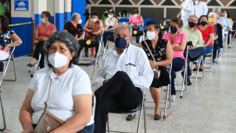 Expertos resaltan que es necesario motivar a los adultos mayores que tienen miedo de la vacuna contra el covid - 19. Fotografía: Prensa Libre. 