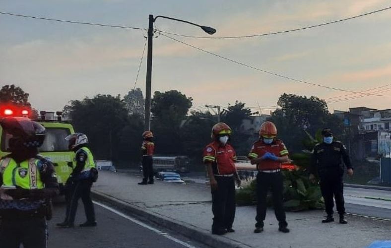 Bomberos Municipales están en la escena del doble crimen en en la 2a. avenida y 39 calle  colonia Villalobos 1,  zona 12 de Villa Nueva. (Foto Prensa Libre: Bomberos Municipales)