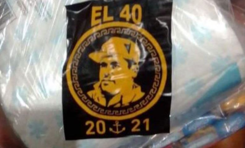 Reparten víveres en Sinaloa con imagen de “el Chapo” Guzmán.  (Foto Prensa Libre: Twitter)