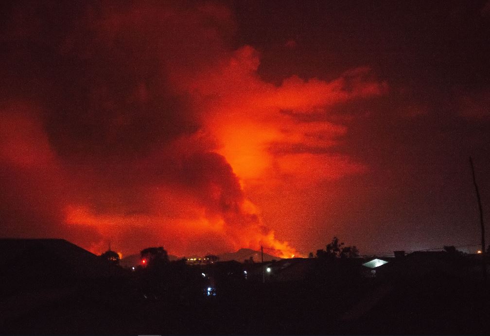 Vista general tomada el 22 de mayo de 2021 en Goma, al este de la República Democrática del Congo, muestra llamas arrojadas por el volcán Nyiragongo. (Foto Prensa Libre: AFP)