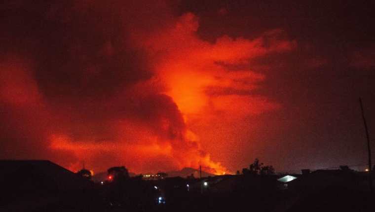 Vista general tomada el 22 de mayo de 2021 en Goma, al este de la República Democrática del Congo, muestra llamas arrojadas por el volcán Nyiragongo. (Foto Prensa Libre: AFP)