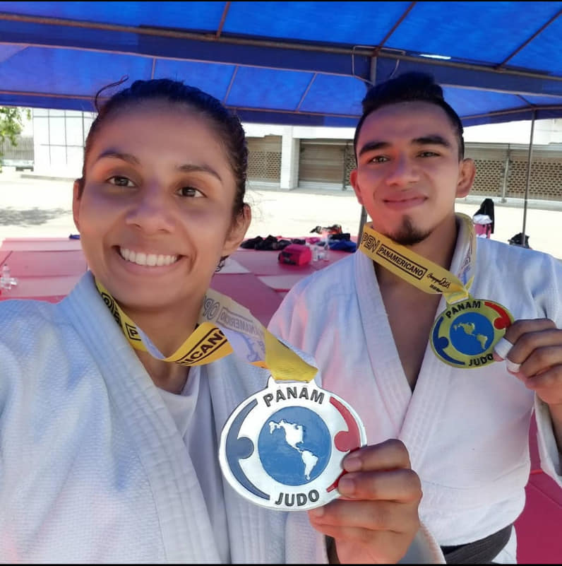 Jacqueline Solís y José Ramos posan con las medallas de plata y oro en el Open de Judo en Guayaquil. (Foto COG).