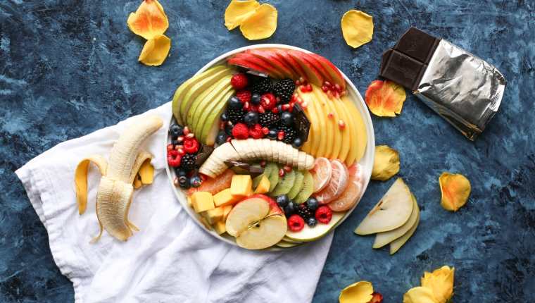 Las frutas son una rica y sana opción para incluirlas a diario en su alimentación. (Foto Prensa Libre: Brenda Godinez on Unsplash).