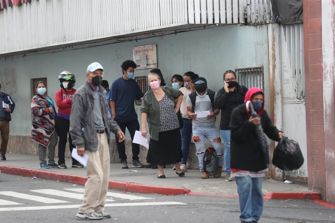 Grandes cantidades de personas buscan hacerse la prueba de coronavirus. (Foto Prensa Libre: Érick Ávila)