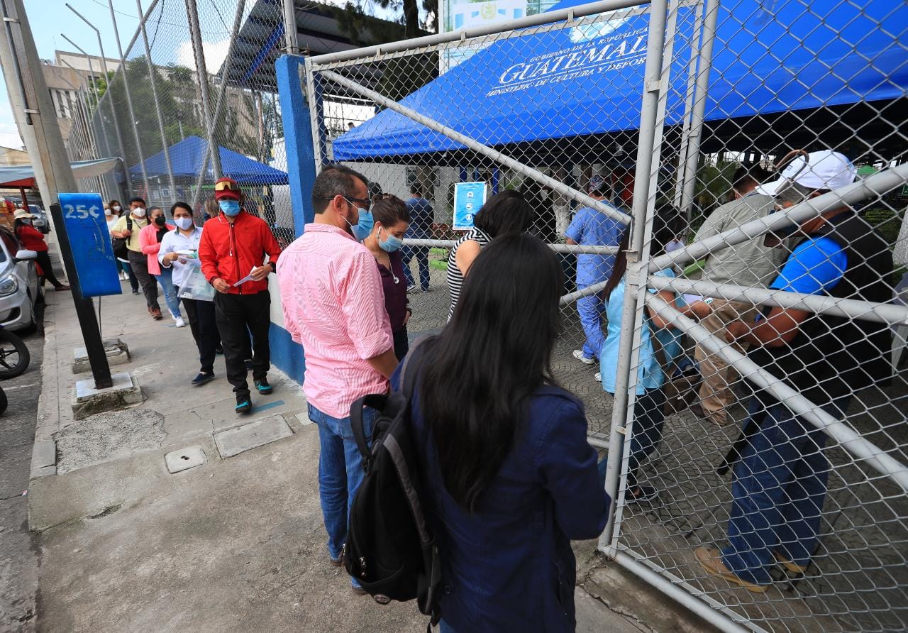 Muchos guatemaltecos buscan ser vacunados contra el coronavirus, aunque para eso tengan que hacer largas filas. (Foto Prensa Libre: Élmer Vargas)