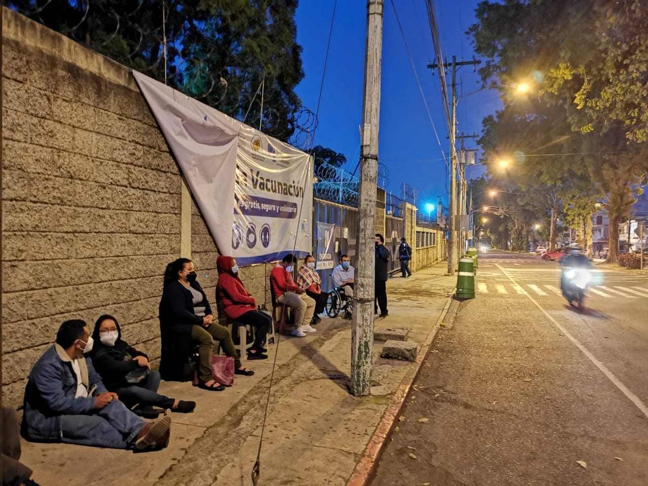 Personas aprovecharon el fin de semana que se extenderá hasta el lunes para obtener una dosis de las vacunas contra el coronavirus. Las filas iniciaron desde la madrugada. (Foto Prensa Libre: cortesía)
