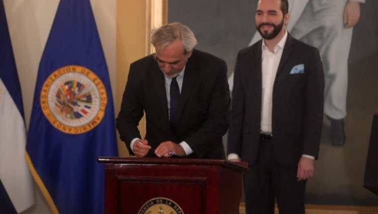 Luis Port, de la OEA, firma en 2019 la creación de la Cicies, una de las promesas de Bukele. (Foto: AFP)