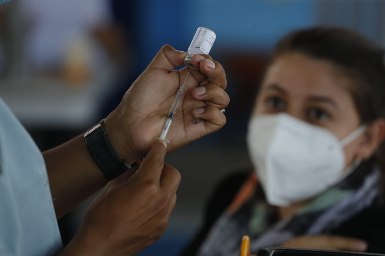 El proceso de vacunación en Guatemala ha sido cuestionado por diferentes sectores. (Foto Prensa Libre: Esbin García)
