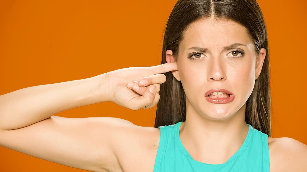 ¿Para qué sirve el cerumen y cuál es la mejor manera de limpiar nuestros oídos?