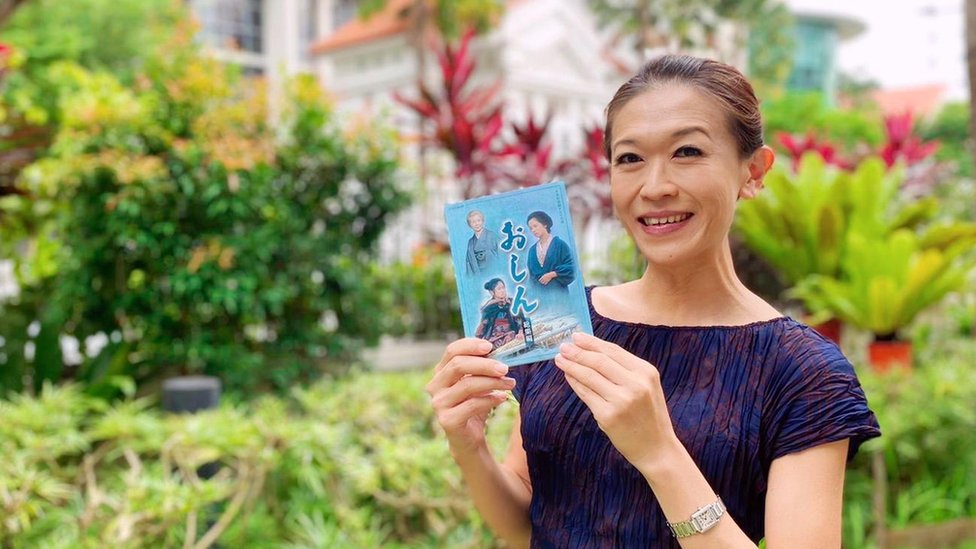 La fan de Singapur Kit Ow, quien muestra un DVD de "Oshin", cree que la serie ayudó a revertir los sentimientos antijaponeses en su país.

