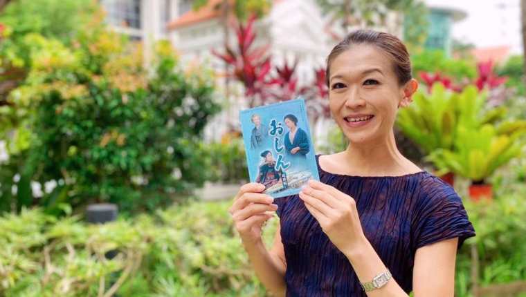 La fan de Singapur Kit Ow, quien muestra un DVD de "Oshin", cree que la serie ayudó a revertir los sentimientos antijaponeses en su país.

