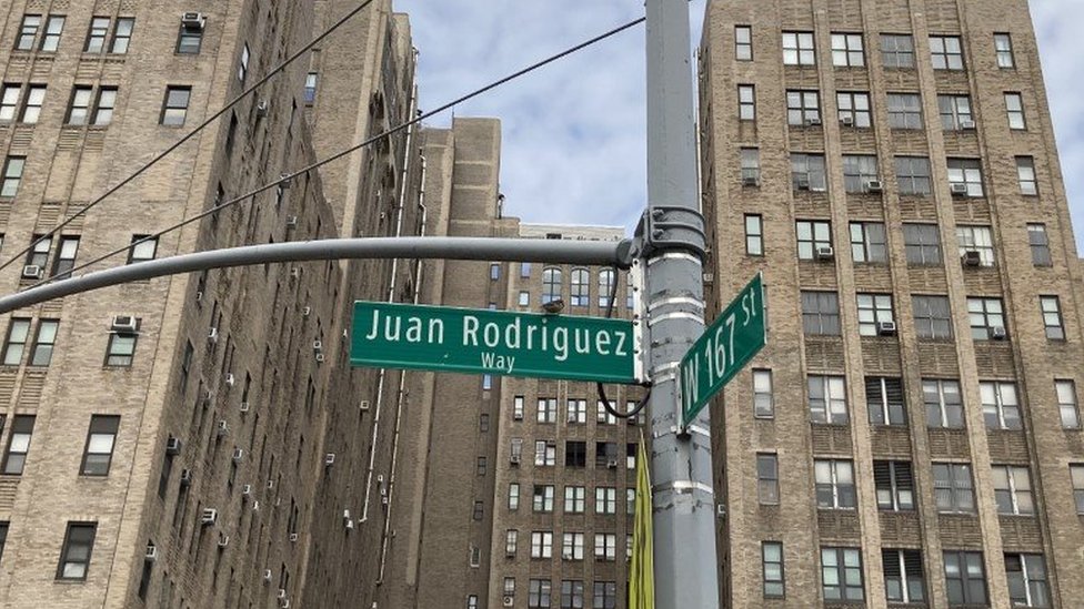 Un tramo de la avenida Broadway entre las calles 159 y 218 nombrado en homenaje a Juan Rodríguez. (BBC MUNDO)