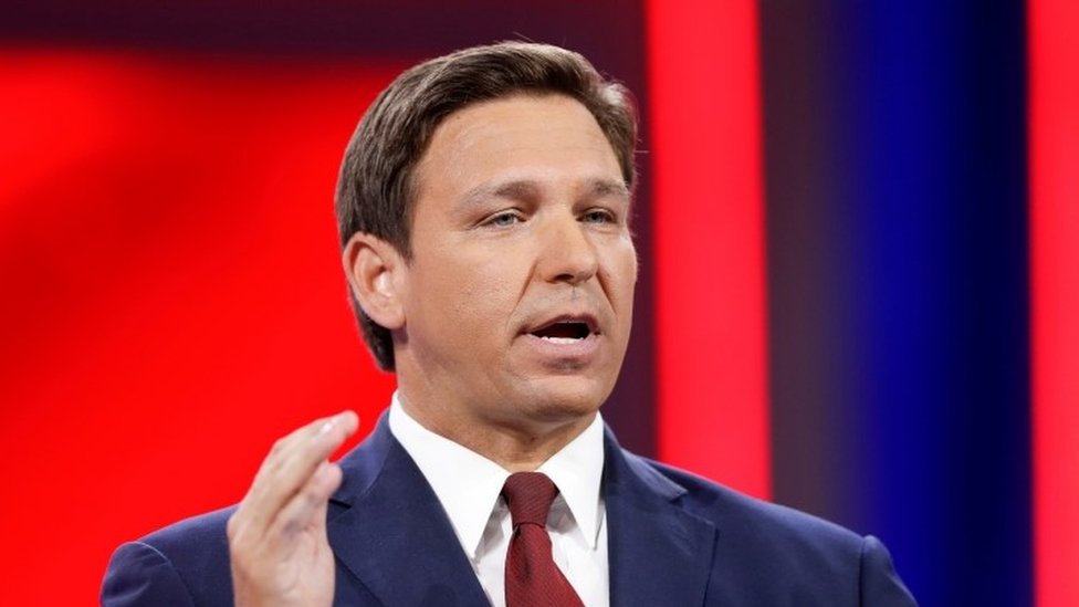 La promulgación de la ley por gobernador republicano de Florida, Ron DeSantis, coincidió con el primer día del Mes del Orgullo.
