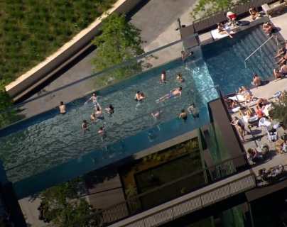 Sky pool: las fotos de la exclusiva piscina flotante en Londres (y las críticas que genera)