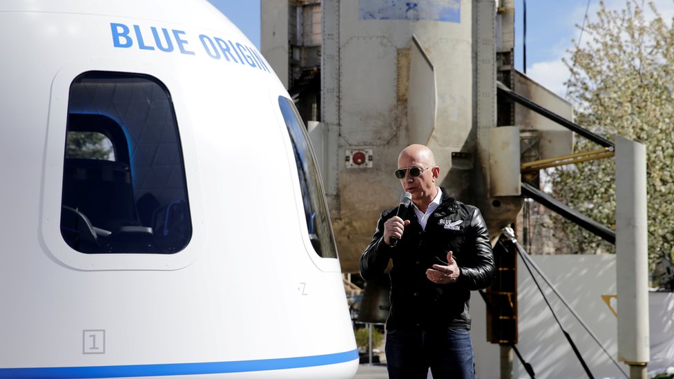 Jeff Bezos y su hermano Mark irán a bordo del New Shepard en el primer vuelo tripulado este 20 de julio.