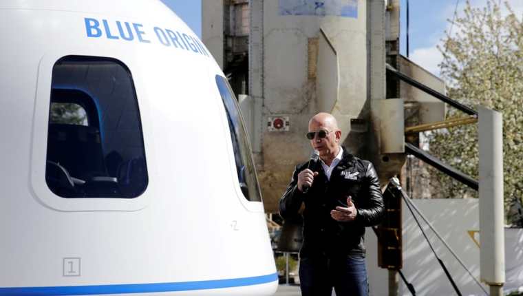 Jeff Bezos y su hermano Mark irán a bordo del New Shepard en el primer vuelo tripulado este 20 de julio.