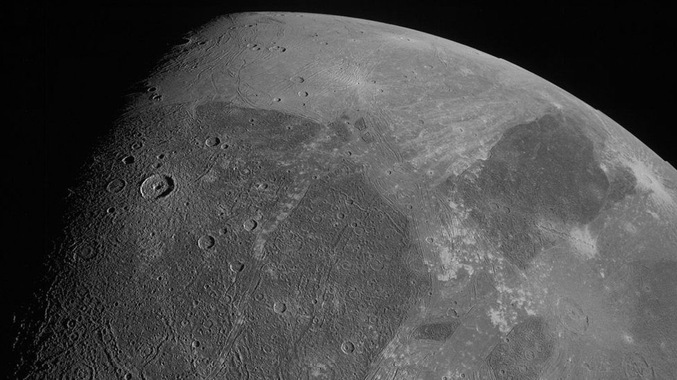 Qué revelan las imágenes más cercanas que se han logrado de Ganímedes, la luna más grande del Sistema Solar