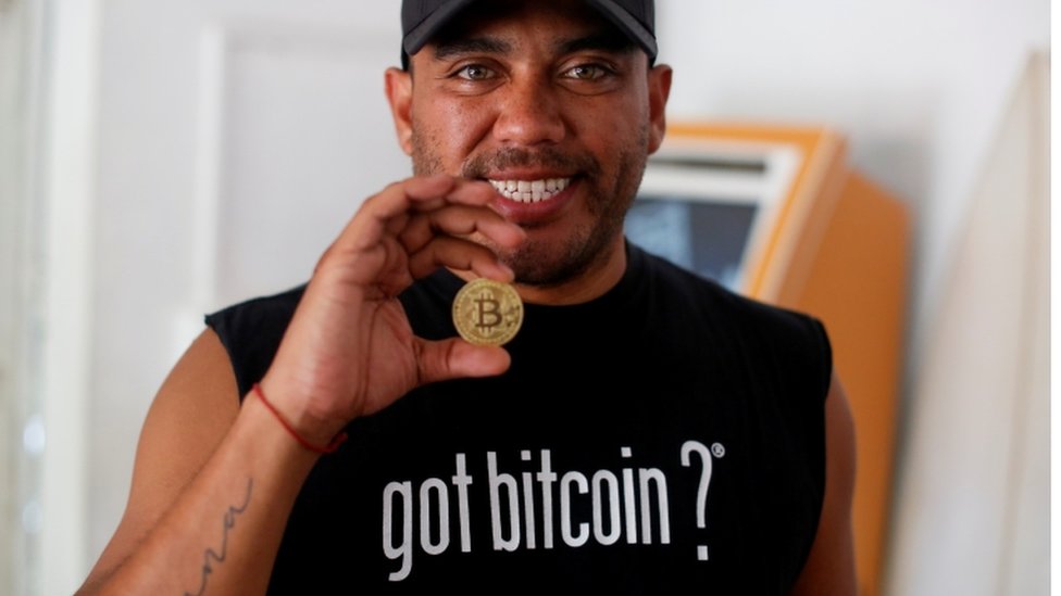 El Salvador se convirtió en el primer país en aprobar el uso del bitcoin como moneda de curso legal. (REUTERS)