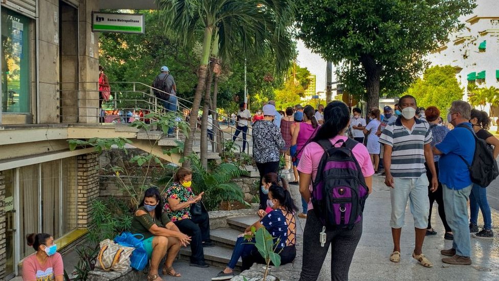 Cubanos hicieron filas en frente a bancos y casas de cambio ante el ultimátum del gobierno al dólar.