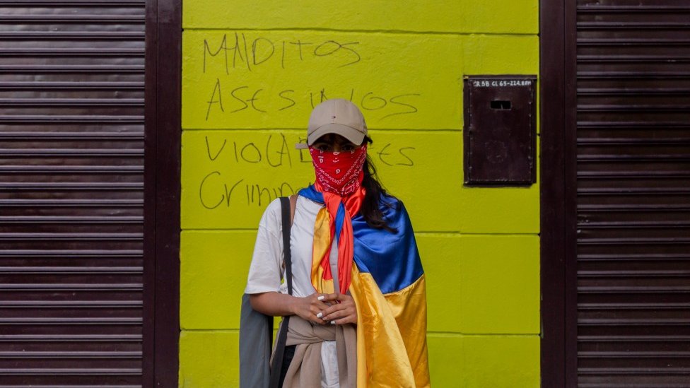 Las mujeres han estado al frente de la ola de protestas contra el gobierno en Colombia.