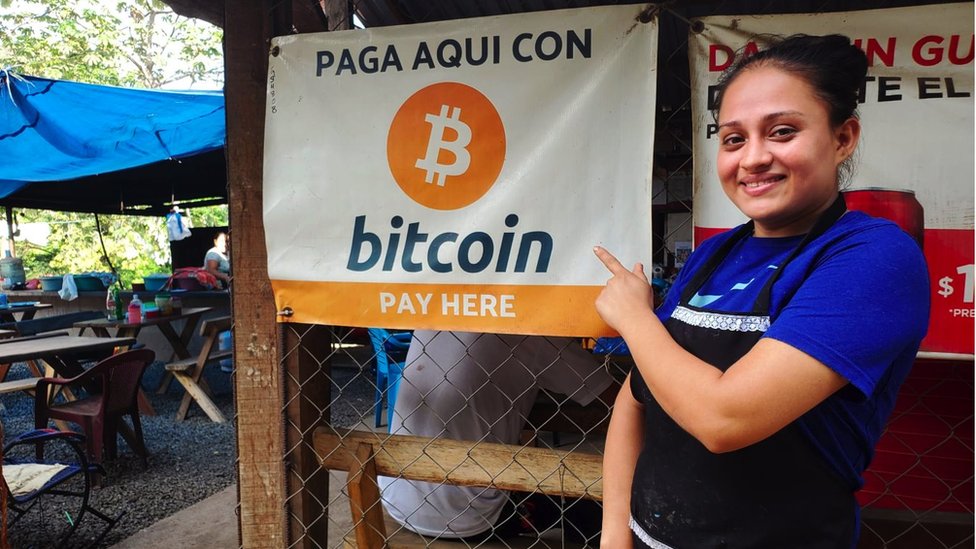 El comedor donde trabaja Celina Fuentes es uno de los negocios de El Zonte, en El Salvador, que aceptan bitcoin como forma de pago.