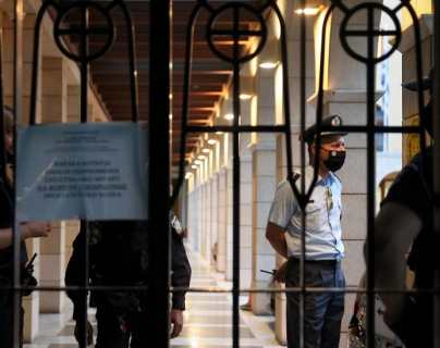 Arrestan a sacerdote tras ataque con ácido contra obispos en Atenas