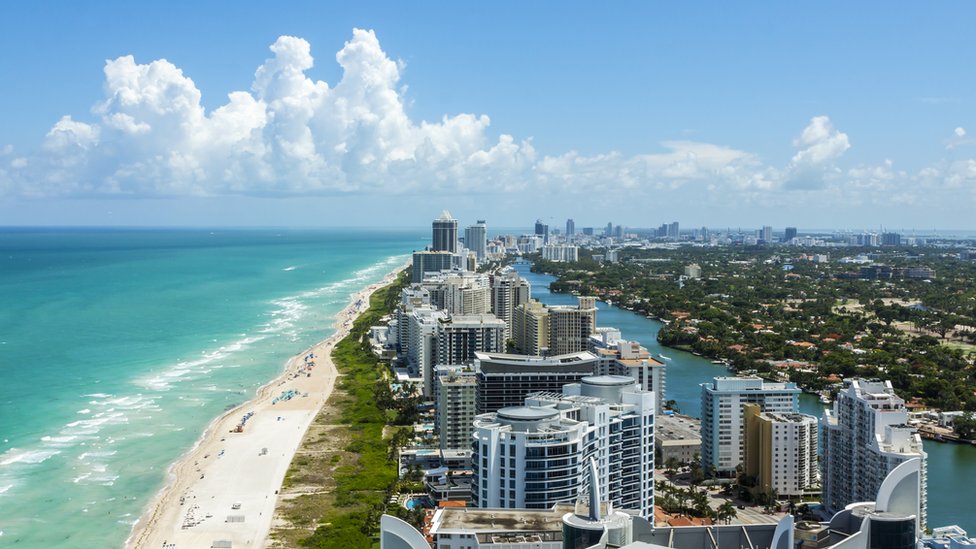 Miami Beach tiene a un lado el océano Atlántico, al otro, la bahía Biscayne y la ciudad de Miami.