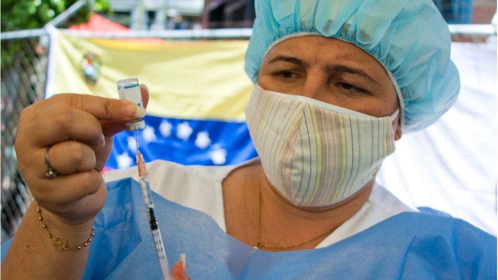 Venezuela ha estado utilizando una vacuna china y otra rusa contra el coronavirus. (GETTY IMAGES)