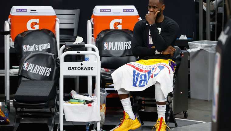 LeBron James #23 de Los Angeles Lakers durante el quinto juego de la serie playoff ante los Suns de Phoenix. Foto Prensa Libre: AFP.