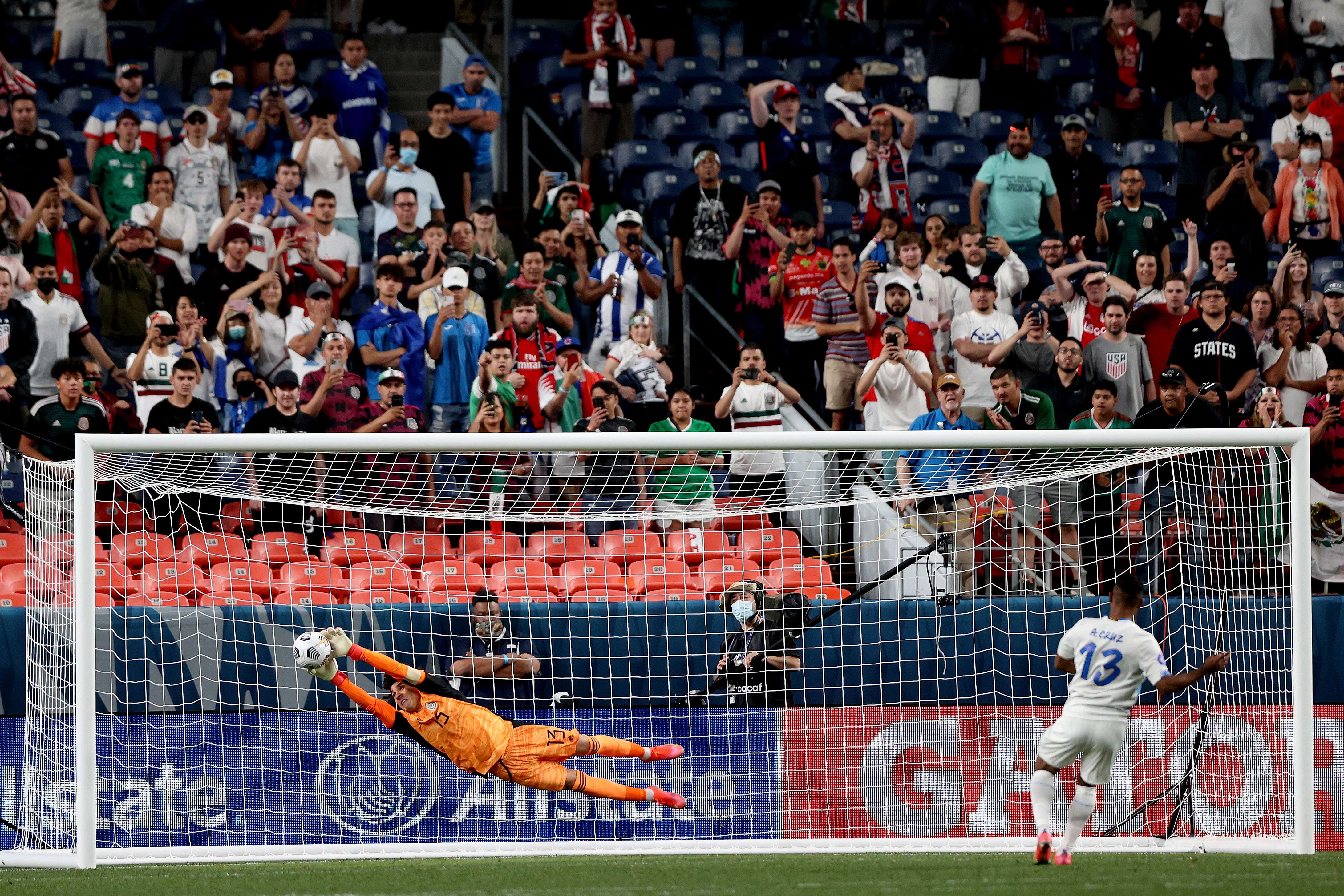 Guillermo Ochoa #13 atajó el penal definitivo a Costa Rica y con esto avanzaron a la final de la primera Liga de Naciones de Concacaf. Foto Prensa Libre: AFP
