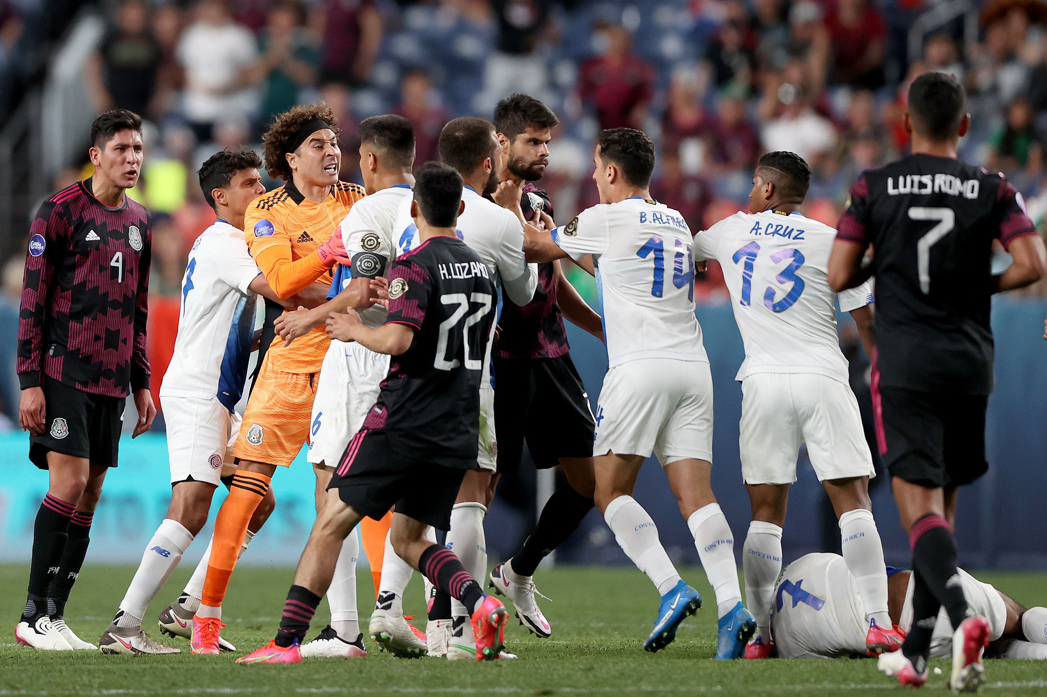 DENVER, COLORADO - JUNE 03: Members of Mexico scuffle with members of Costa Rica in the second half during Game 2 of the Semifinals of the CONCACAF Nations League Finals of at Empower Field At Mile High on June 03, 2021 in Denver, Colorado. Matthew Stockman/Getty Images/AFP == FOR NEWSPAPERS, INTERNET, TELCOS & TELEVISION USE ONLY ==