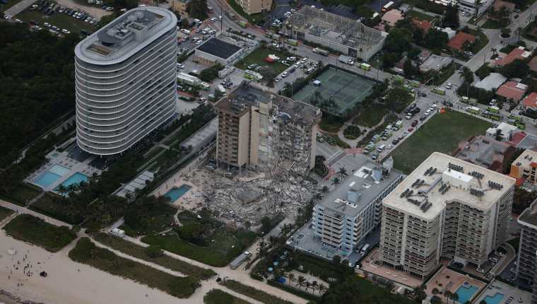 El siniestro se registró en la madrugada de este jueves y derrumbó más de 55 apartamentos del lujoso edificio. (Foto Prensa Libre: AFP)