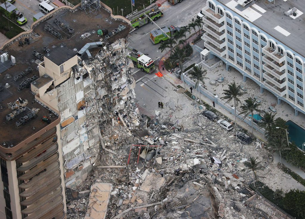 SURFSIDE, FLORIDA - JUNE 24: Search and Rescue personnel work after the partial collapse of the 12-story Champlain Towers South condo building on June 24, 2021 in Surfside, Florida. It is unknown at this time how many people were injured as search-and-rescue effort continues with rescue crews from across Miami-Dade and Broward counties.   Joe Raedle/Getty Images/AFP
== FOR NEWSPAPERS, INTERNET, TELCOS & TELEVISION USE ONLY ==