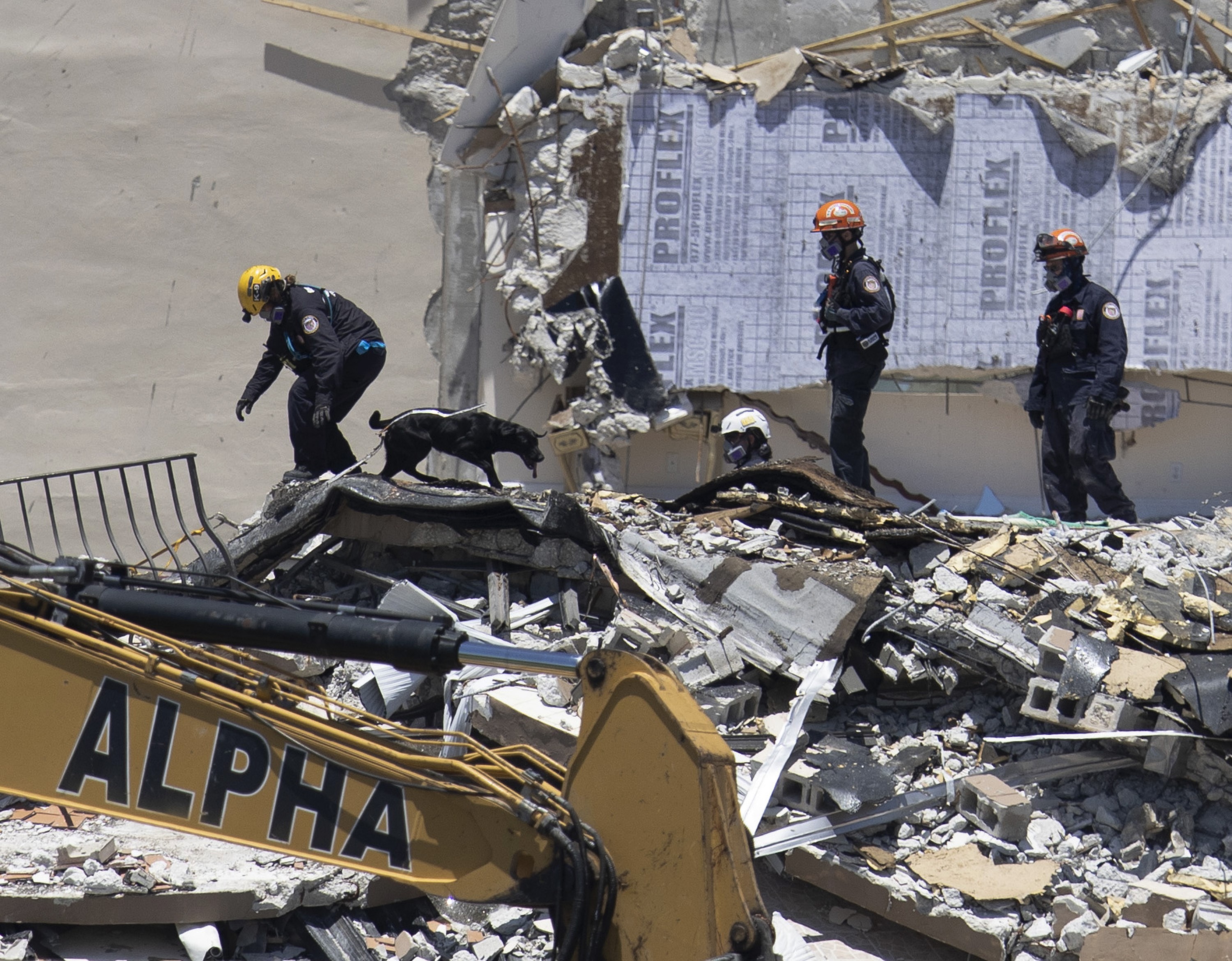 SURFSIDE, FLORIDA - JUNE 27: Search and Rescue teams look for possible survivors in the partially collapsed 12-story Champlain Towers South condo building on June 27, 2021 in Surfside, Florida. Over one hundred people are being reported as missing as the search-and-rescue effort continues. Joe Raedle/Getty Images/AFP == FOR NEWSPAPERS, INTERNET, TELCOS & TELEVISION USE ONLY ==