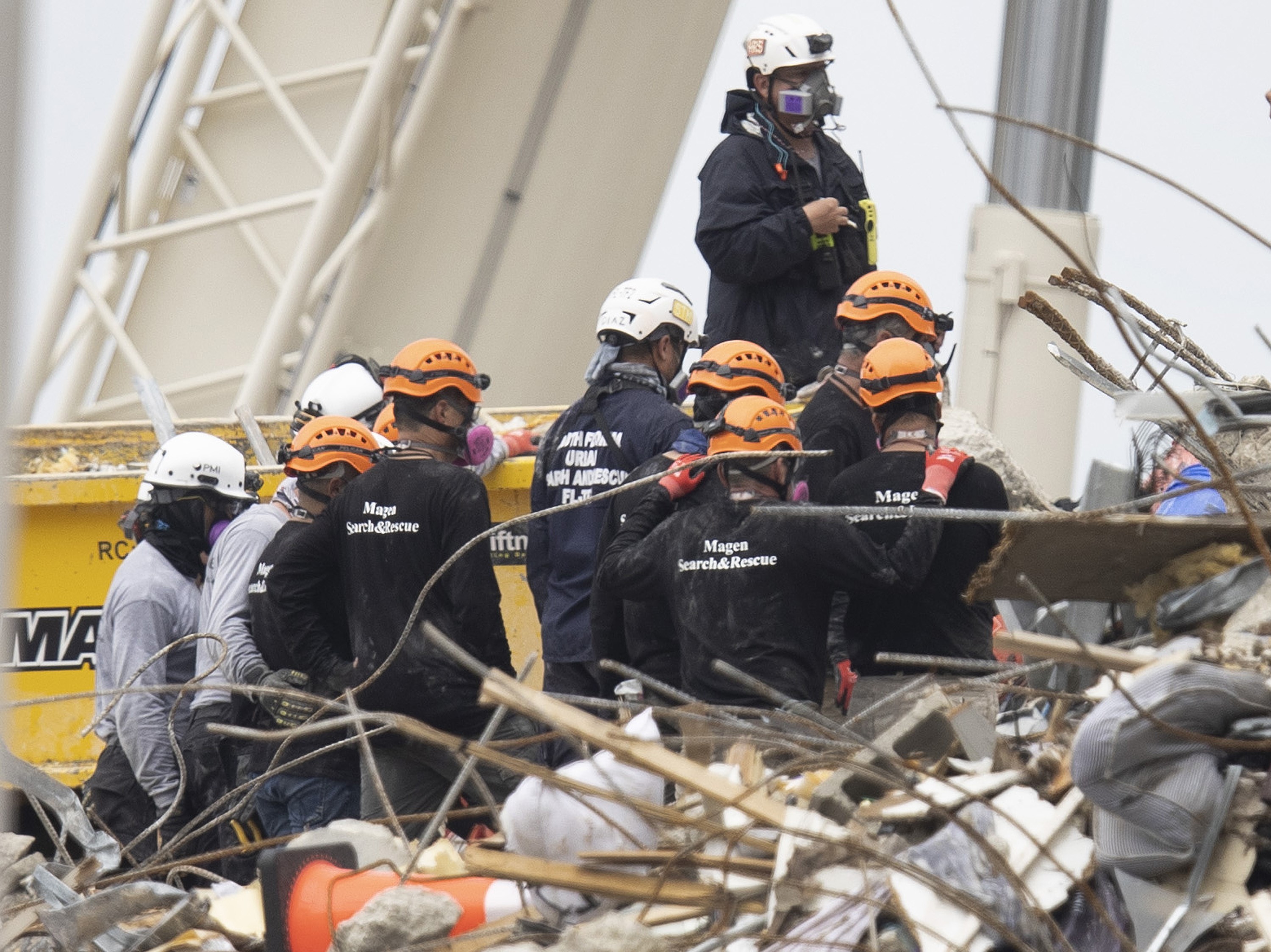 La búsqueda por los más de 120 desaparecidos continúa en Miami luego del derrumbe del edificio el pasado jueves. (Foto Prensa Libre: AFP)