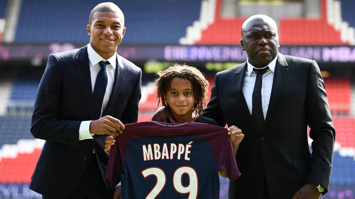 Ethan Mbappé firmaron un contrato para seguir formándose en la academia del PSG. (Foto PSG).