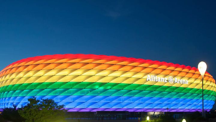 La Uefa prohibió iluminar el estadio Allianz Arena de Múnich, Alemania, con el arcoiris LGBT para el partido Alemania-Hungría en la Eurocopa. Foto Prensa Libre: Twitter Bayern de Múnich.