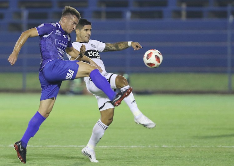 Milciades Portillo (de azul) en un juego con Sol de América ante Olimpia en 2020. Foto diario Crónica.com.py