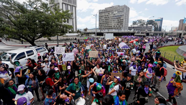 Mujeres protestan contra la violencia machista, la iglesia y la muerte de nilas del Hogar Seguro Virgen de la Asunción. Foto Prensa Libre: EFE.