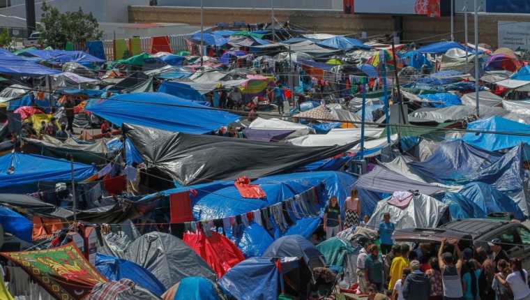 Campamento de migrantes en Tijuana, México. (Foto Prensa Libre: EFE)
