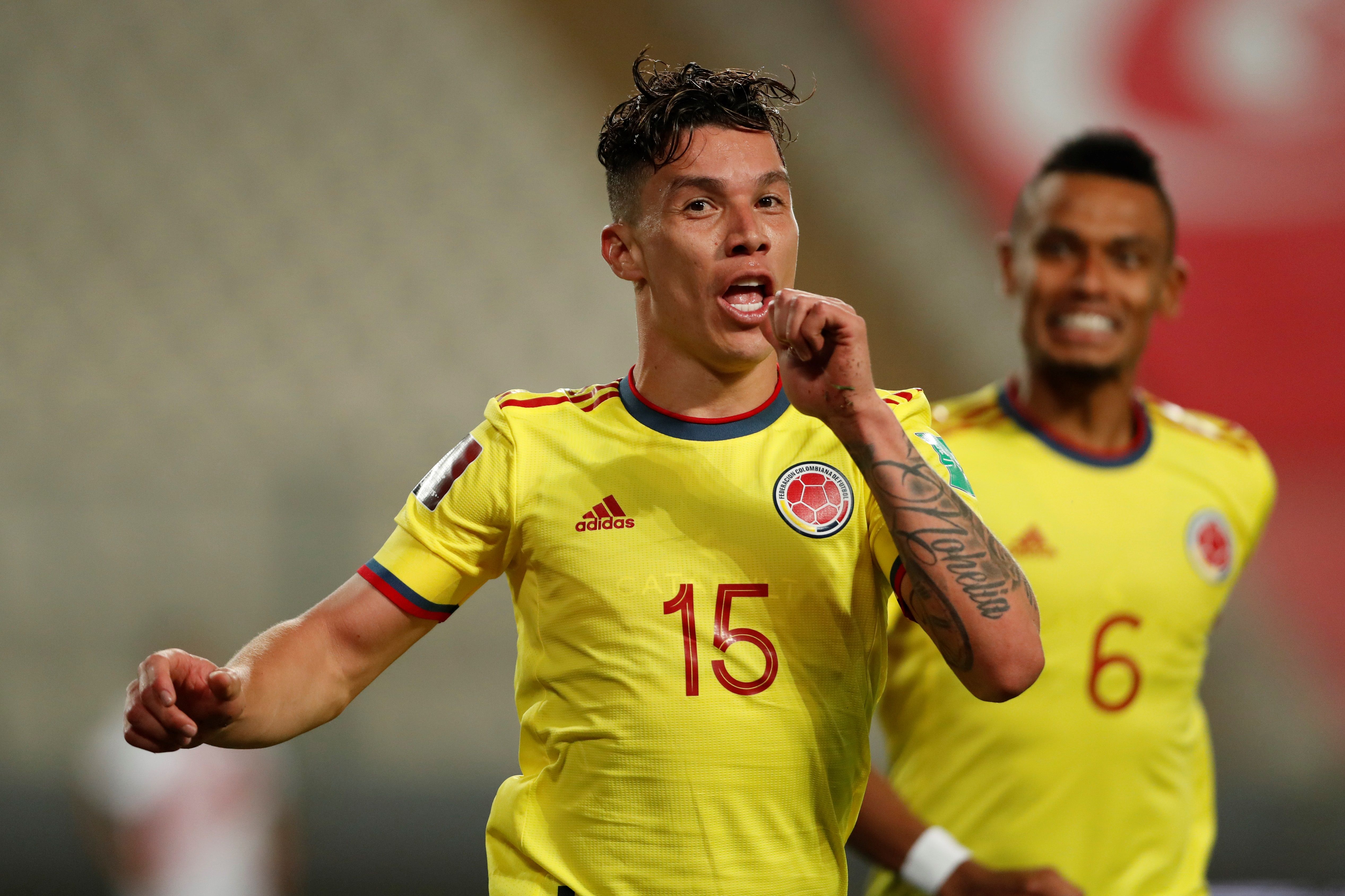 El jugador Mateus Uribe de Colombia celebra después de anotar contra Perú, durante un partido por las eliminatorias sudamericanas al Mundial de Qatar 2022, en el Estadio Nacional de Lima, Perú. Foto Prensa Libre: EFE